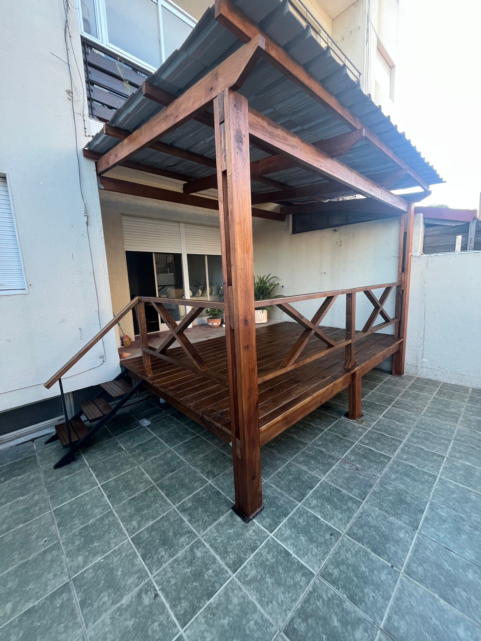 Pérgolas, cajas para piscina, juegos para niños