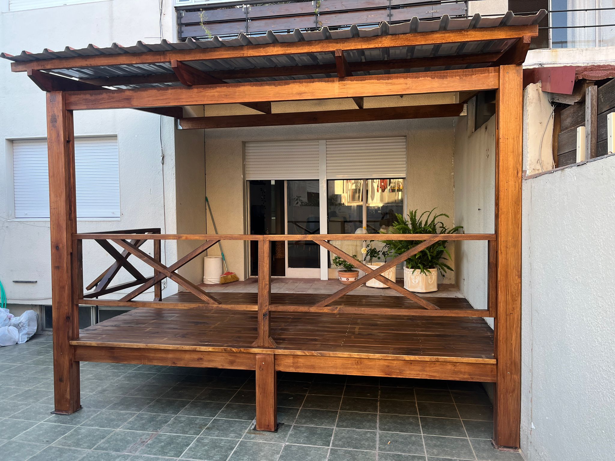 Pérgolas, cajas para piscina, juegos para niños