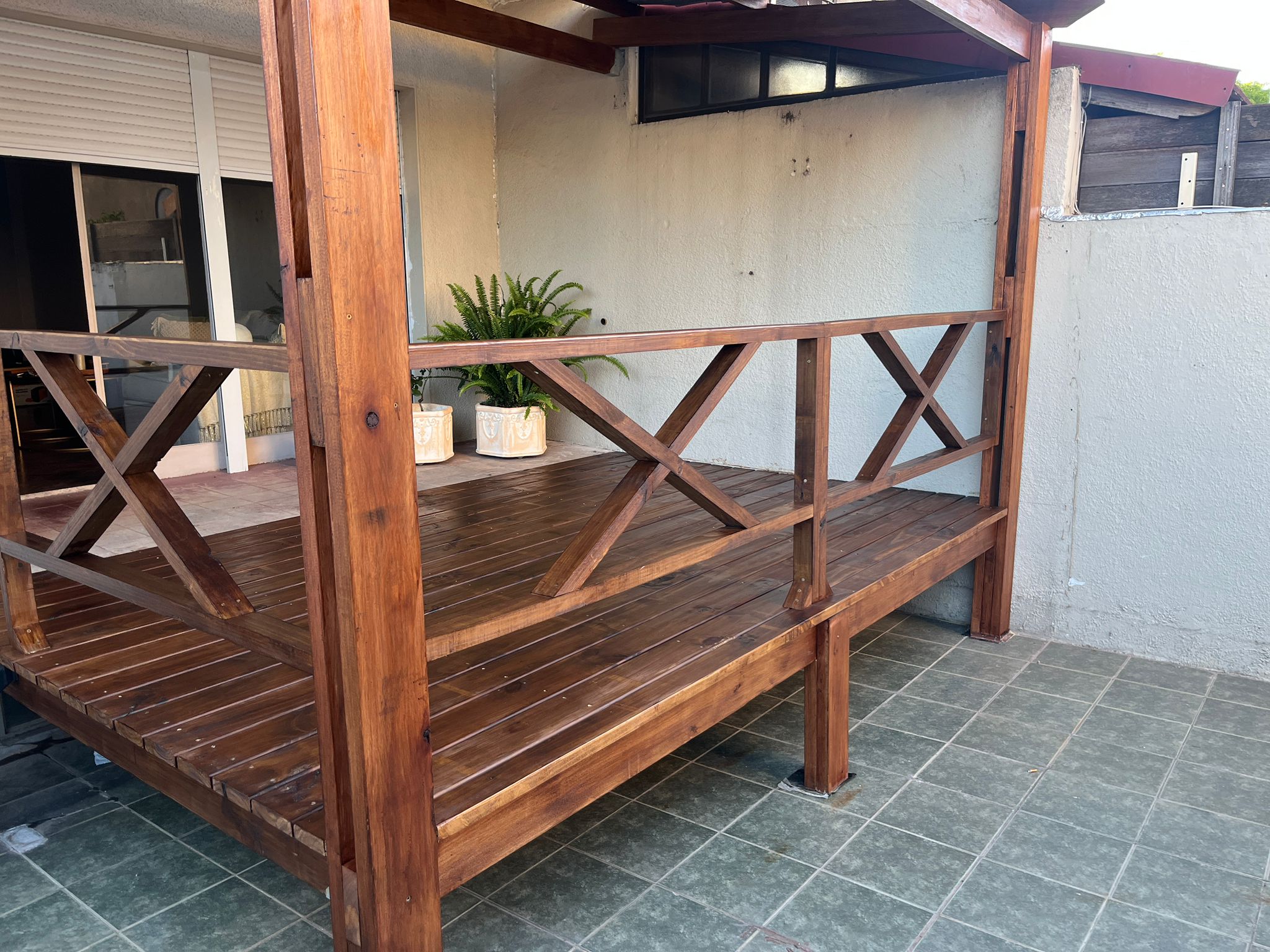 Pérgolas, cajas para piscina, juegos para niños