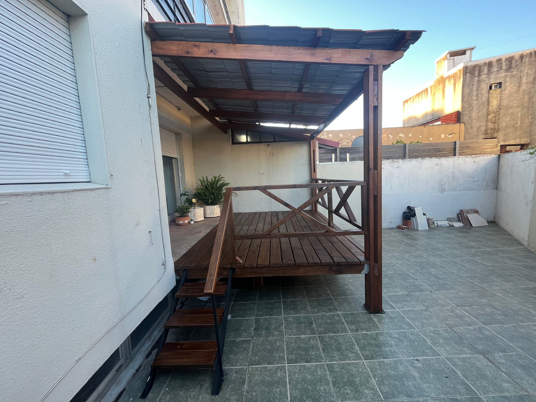 Pérgolas, cajas para piscina, juegos para niños